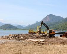 Obra da Ponte de Guaratuba-Matinhos recebe nova balsa de apoio marítimo