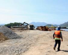 Obra da Ponte de Guaratuba-Matinhos recebe nova balsa de apoio marítimo