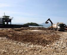 Obra da Ponte de Guaratuba-Matinhos recebe nova balsa de apoio marítimo