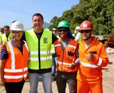 Obra da Ponte de Guaratuba-Matinhos recebe nova balsa de apoio marítimo