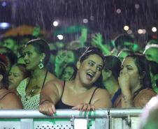 Raça Negra e Amado Batista emocionam mais de 100 mil fãs em shows no Litoral