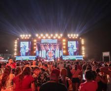 Raça Negra e Amado Batista emocionam mais de 100 mil fãs em shows no Litoral