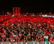 Raça Negra e Amado Batista emocionam mais de 100 mil fãs em shows no Litoral