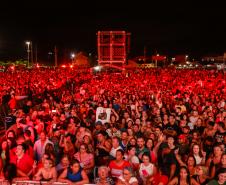 Raça Negra e Amado Batista emocionam mais de 100 mil fãs em shows no Litoral