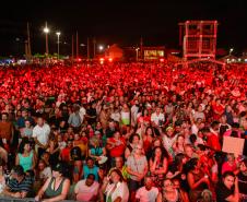 Raça Negra e Amado Batista emocionam mais de 100 mil fãs em shows no Litoral