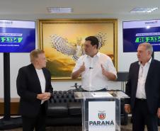 Governador Carlos Massa Ratinho Jr Assina maior piso salarial do Brasil.