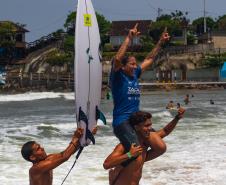 Natação em águas abertas, surf e pesca com caiaques agitam o Litoral no fim de semana