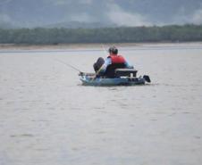 Natação em águas abertas, surf e pesca com caiaques agitam o Litoral no fim de semana