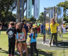 MON para criançada: governador inaugura mostra interativa com obras de arte no Parcão