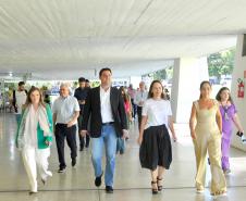 MON para criançada: governador inaugura mostra interativa com obras de arte no Parcão