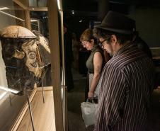 MUSEU PARANAENSE (MUPA) - "Mejtere: histórias recontadas" – A mostra reverbera uma pluralidade de vozes dos Mebêngôkre-Kayapó, que refletem novas perspectivas sobre as coleções etnográficas do museu a partir do encontro do grupo de estudantes indígenas com o acervo do MUPA.