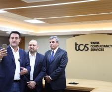 O grupo Tata Consultancy Services (TCS) anunciou nesta segunda-feira (15) a expansão da operação em Londrina, no Norte do Paraná, com ampliação de seu Delivery Center. O anúncio foi feito em Mumbai, onde o governador Carlos Massa Ratinho Junior foi recebido pelo CEO da TCS, Krithi Krithivasan, e executivos da companhia em missão oficial do Governo do Paraná à Índia