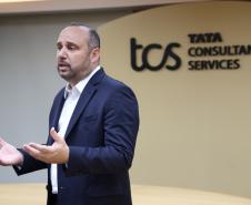 O grupo Tata Consultancy Services (TCS) anunciou nesta segunda-feira (15) a expansão da operação em Londrina, no Norte do Paraná, com ampliação de seu Delivery Center. O anúncio foi feito em Mumbai, onde o governador Carlos Massa Ratinho Junior foi recebido pelo CEO da TCS, Krithi Krithivasan, e executivos da companhia em missão oficial do Governo do Paraná à Índia