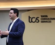 O grupo Tata Consultancy Services (TCS) anunciou nesta segunda-feira (15) a expansão da operação em Londrina, no Norte do Paraná, com ampliação de seu Delivery Center. O anúncio foi feito em Mumbai, onde o governador Carlos Massa Ratinho Junior foi recebido pelo CEO da TCS, Krithi Krithivasan, e executivos da companhia em missão oficial do Governo do Paraná à Índia