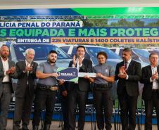 Governador Carlos Massa Ratinho Junior entrega viaturas e coletes para a Polícia Penal.