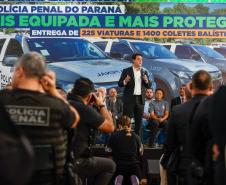 Governador Carlos Massa Ratinho Junior entrega viaturas e coletes para a Polícia Penal.