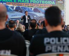 Governador Carlos Massa Ratinho Junior entrega viaturas e coletes para a Polícia Penal.