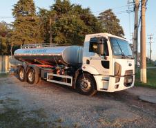 Sanepar envia caminhões-pipa para ajudar Rio Grande do Sul com abastecimento, na manhã desta terça-feira (7) cinco caminhões-pipa, cada um com capacidade para até 12 mil litros de água seguiram destino ao Sul.