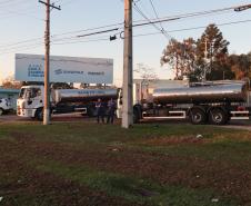 Sanepar envia caminhões-pipa para ajudar Rio Grande do Sul com abastecimento, na manhã desta terça-feira (7) cinco caminhões-pipa, cada um com capacidade para até 12 mil litros de água seguiram destino ao Sul.