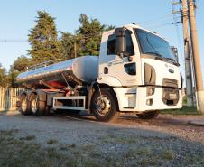 Sanepar envia caminhões-pipa para ajudar Rio Grande do Sul com abastecimento, na manhã desta terça-feira (7) cinco caminhões-pipa, cada um com capacidade para até 12 mil litros de água seguiram destino ao Sul.