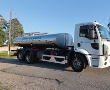Sanepar envia caminhões-pipa para ajudar Rio Grande do Sul com abastecimento, na manhã desta terça-feira (7) cinco caminhões-pipa, cada um com capacidade para até 12 mil litros de água seguiram destino ao Sul.
