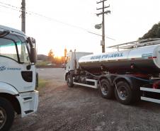 Sanepar envia caminhões-pipa para ajudar Rio Grande do Sul com abastecimento, na manhã desta terça-feira (7) cinco caminhões-pipa, cada um com capacidade para até 12 mil litros de água seguiram destino ao Sul.