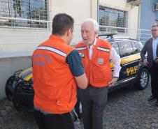 Governador em exercício Darci Piana acompanha a saída dos caminhões que levam as doações para o Rio Grande do Sul.