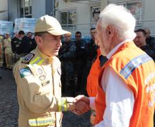 Governador em exercício Darci Piana acompanha a saída dos caminhões que levam as doações para o Rio Grande do Sul.
