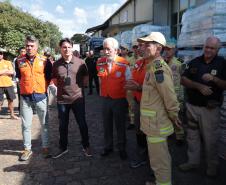 Governador em exercício Darci Piana acompanha a saída dos caminhões que levam as doações para o Rio Grande do Sul.