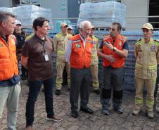 Governador em exercício Darci Piana acompanha a saída dos caminhões que levam as doações para o Rio Grande do Sul.