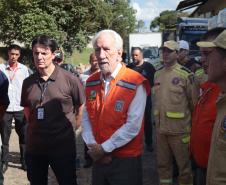 Governador em exercício Darci Piana acompanha a saída dos caminhões que levam as doações para o Rio Grande do Sul.