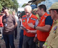 Governador em exercício Darci Piana acompanha a saída dos caminhões que levam as doações para o Rio Grande do Sul.