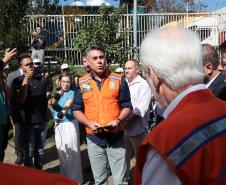 Governador em exercício Darci Piana acompanha a saída dos caminhões que levam as doações para o Rio Grande do Sul.