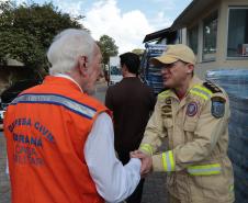 Governador em exercício Darci Piana acompanha a saída dos caminhões que levam as doações para o Rio Grande do Sul.