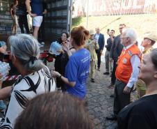 Governador em exercício Darci Piana acompanha a saída dos caminhões que levam as doações para o Rio Grande do Sul.