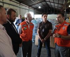 Governador em exercício Darci Piana acompanha a saída dos caminhões que levam as doações para o Rio Grande do Sul.