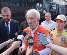 Governador em exercício Darci Piana acompanha a saída dos caminhões que levam as doações para o Rio Grande do Sul.