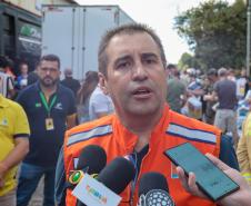 Governador em exercício Darci Piana acompanha a saída dos caminhões que levam as doações para o Rio Grande do Sul.