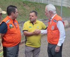 Governador em exercício Darci Piana acompanha a saída dos caminhões que levam as doações para o Rio Grande do Sul.