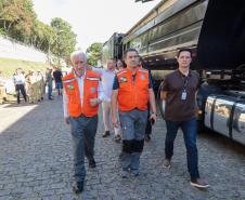 Governador em exercício Darci Piana acompanha a saída dos caminhões que levam as doações para o Rio Grande do Sul.