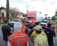 Governador em exercício Darci Piana acompanha a saída dos caminhões que levam as doações para o Rio Grande do Sul.