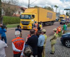 Governador em exercício Darci Piana acompanha a saída dos caminhões que levam as doações para o Rio Grande do Sul.