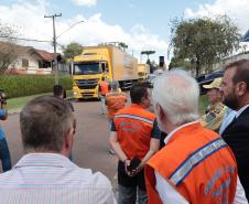 Governador em exercício Darci Piana acompanha a saída dos caminhões que levam as doações para o Rio Grande do Sul.