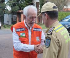 Governador em exercício Darci Piana acompanha a saída dos caminhões que levam as doações para o Rio Grande do Sul.