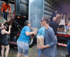 Governador em exercício Darci Piana acompanha a saída dos caminhões que levam as doações para o Rio Grande do Sul.