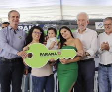 O governador em exercício Darci Piana participou nesta sexta-feira (10) da inauguração do Residencial Maragogi, em Maringá. O empreendimento da P3 Engenharia conta com 200 apartamentos, dos quais 138 contaram com aportes do Governo do Estado para subsídio do valor de entrada às famílias compradoras por meio do programa Casa Fácil Paraná