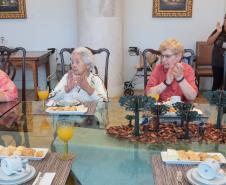 Um grupo de senhoras assistidas pelo Asilo São Vicente de Paulo, do bairro Juvevê, em Curitiba, foi homenageado nesta segunda-feira (13) no Palácio Iguaçu pelo Dia das Mães, comemorado no último domingo (12).