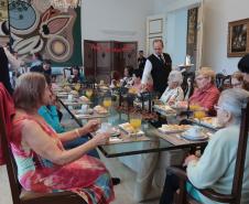 Um grupo de senhoras assistidas pelo Asilo São Vicente de Paulo, do bairro Juvevê, em Curitiba, foi homenageado nesta segunda-feira (13) no Palácio Iguaçu pelo Dia das Mães, comemorado no último domingo (12).