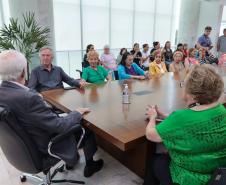 Um grupo de senhoras assistidas pelo Asilo São Vicente de Paulo, do bairro Juvevê, em Curitiba, foi homenageado nesta segunda-feira (13) no Palácio Iguaçu pelo Dia das Mães, comemorado no último domingo (12).