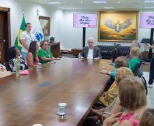 Um grupo de senhoras assistidas pelo Asilo São Vicente de Paulo, do bairro Juvevê, em Curitiba, foi homenageado nesta segunda-feira (13) no Palácio Iguaçu pelo Dia das Mães, comemorado no último domingo (12).